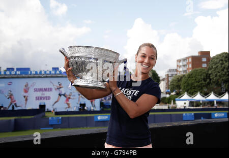 Eastbourne, Regno Unito. Il 25 giugno, 2016. Aegon International Eastbourne Tennis Tournament con lei i vincitori del trofeo dopo aver vinto la sua donna single finale contro Karolina Pliskova (CZE) Credito: Azione Sport Plus/Alamy Live News Foto Stock