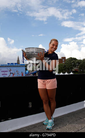 Eastbourne, Regno Unito. Il 25 giugno, 2016. Aegon International Eastbourne Tennis Tournament con lei i vincitori del trofeo dopo aver vinto la sua donna single finale contro Karolina Pliskova (CZE) Credito: Azione Sport Plus/Alamy Live News Foto Stock