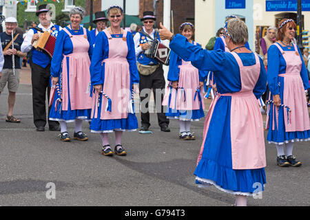 Poole, Dorset, Regno Unito. Il 25 giugno, 2016. Il Quayside Cloggies eseguire e intrattengono il pubblico con le loro danze a Poole Folk sul quay festival Credito: Carolyn Jenkins/Alamy Live News Foto Stock