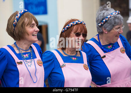 Poole, Dorset, Regno Unito. Il 25 giugno, 2016. Il Quayside Cloggies eseguire e intrattengono il pubblico con le loro danze a Poole Folk sul quay festival Credito: Carolyn Jenkins/Alamy Live News Foto Stock