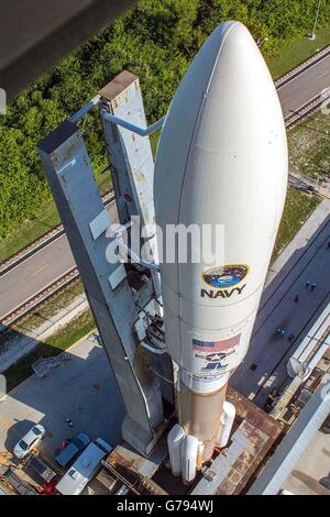 Orlando, Florida, Stati Uniti d'America. Il 23 giugno, 2016. Un regno lancio Alleanza Atlas V rocket portante il MUOS-5 missione è laminata dalla integrazione verticale Impianto per il lancio nello spazio complesso Giugno 23, 2016 a Cape Canaveral, in Florida. Credito: Planetpix/Alamy Live News Foto Stock