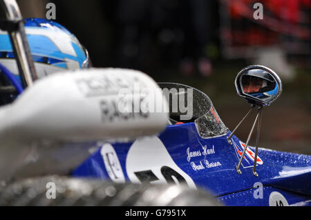 James Hunt's March 712M 1971 Grand prix, auto da corsa di Formula 1 al Goodwood Festival of Speed 2016. Nome. Riflesso del conducente nello specchietto retrovisore Foto Stock