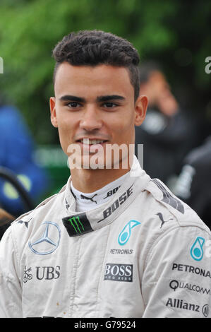 Pascal Wehrlein al 2016 Goodwood Festival della velocità di preparazione per guidare una Mercedes Formula 1 auto da competizione Foto Stock