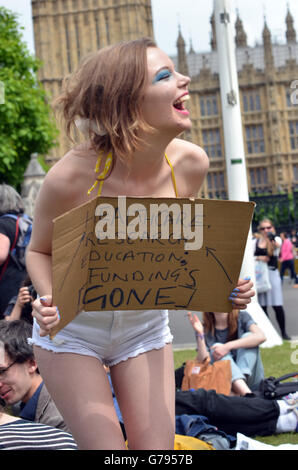 La piazza del Parlamento, LONDRA, REGNO UNITO, 25 giugno 2016 Isabella proteste il risultato del Regno Unito referendum dell'UE sostenendo che ha danneggiato le prospettive dei giovani. Credito: JOHNNY ARMSTEAD/Alamy Live News Foto Stock