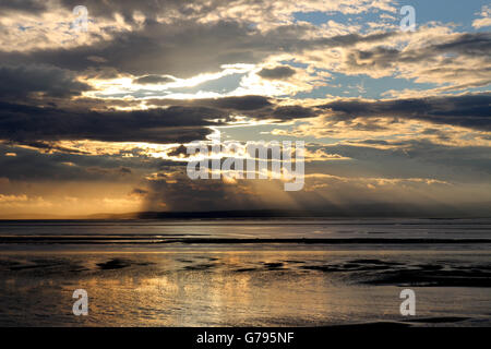 Morecambe Promenade, Morecmbe, UK. Il 25 giugno 2016. Il sole che splende attraverso le nuvole sopra il South Lakeland Fells in Cumbria, dando un altro famoso terminante in un altro giorno a Morecambe. Credito: David Billinge/Alamy Live News Foto Stock