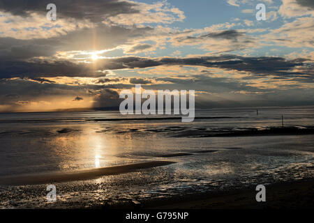 Morecambe Promenade, Morecmbe, UK. Il 25 giugno 2016. Il sole che splende attraverso le nuvole sopra il South Lakeland Fells in Cumbria, dando un altro famoso terminante in un altro giorno a Morecambe. Credito: David Billinge/Alamy Live News Foto Stock