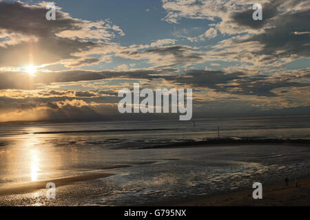 Morecambe Promenade, Morecmbe, UK. Il 25 giugno 2016. Il sole che splende attraverso le nuvole sopra il South Lakeland Fells in Cumbria, dando un altro famoso terminante in un altro giorno a Morecambe. Credito: David Billinge/Alamy Live News Foto Stock