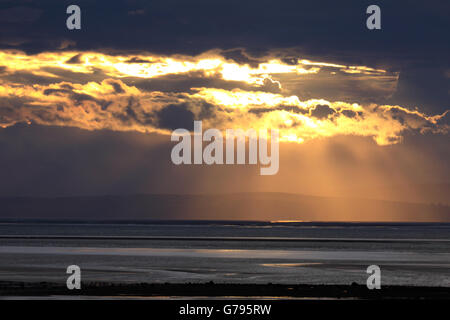 Morecambe Promenade, Morecmbe, UK. Il 25 giugno 2016. Il sole che splende attraverso le nuvole sopra il South Lakeland Fells in Cumbria, dando un altro famoso terminante in un altro giorno a Morecambe. Credito: David Billinge/Alamy Live News Foto Stock