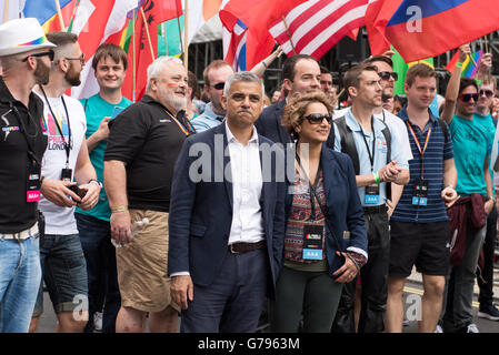 Londra, UK, 25 giugno 2016. Il centro di Londra. Il sindaco di Londra Sadiq Khan leader del Pride Parade con sua moglie Saadiya Khan. Credito: pmgimaging/Alamy Live News Foto Stock