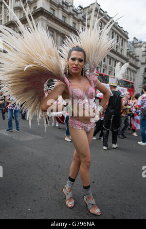 Londra, UK, 25 Giugno, 2016. Orgoglio a Londra parade. Partecipante brasiliano in parata. Copyright Carol moiré/Alamy Live News. Foto Stock