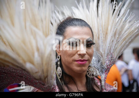 Londra, UK, 25 Giugno, 2016. Orgoglio a Londra parade. Un partecipante brasiliano in parata con headress. Copyright Carol moiré/Alamy Live News. Foto Stock