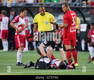 Columbus, Ohio, Stati Uniti d'America. Il 25 giugno, 2016. New York Red Bulls defender Gedeone Baah (3) giacciono feriti sul campo nella partita contro il Columbus. Columbus, Ohio, Stati Uniti d'America. Brent Clark/Alamy Live News Foto Stock