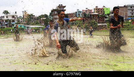 Kathmandu, Nepal. Il 25 giugno, 2016. Giovani nepalesi godere di spruzzi di acqua di fango durante la loro partecipazione al riso piantagione in una risaia a Kathmandu, Nepal, Giugno 25, 2016. Come la stagione dei monsoni inizia, popolo nepalese cominciare la semina risaie. © Sunil Sharma/Xinhua/Alamy Live News Foto Stock