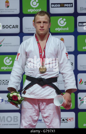 Budapest, Ungheria. Il 25 giugno, 2016. Medaglia d'oro Rok Draksic di Slovenia pone durante la cerimonia di premiazione per Uomini 73kg categoria nel Judo Grand Prix 2016 Budapest Internazionale Torneo di judo a Budapest, Ungheria, 25 giugno 2016. © Attila Volgyi/Xinhua/Alamy Live News Foto Stock