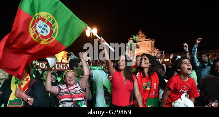 Lisbona, Portogallo. Il 25 giugno, 2016. Gli appassionati di Portogallo reagiscono come si guarda il Euro 2016 round di 16 partita di calcio tra il Portogallo e la Croazia su di uno schermo gigante a Terreiro do Paco Square nel centro cittadino di Lisbona, in Portogallo, il 25 giugno 2016. © Zhang Liyun/Xinhua/Alamy Live News Foto Stock