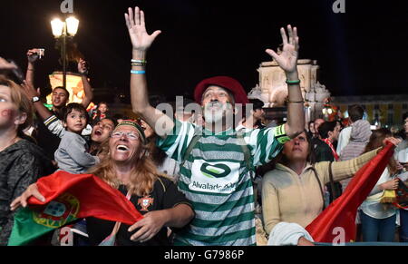 Lisbona, Portogallo. Il 25 giugno, 2016. Gli appassionati di Portogallo reagiscono come si guarda il Euro 2016 round di 16 partita di calcio tra il Portogallo e la Croazia su di uno schermo gigante a Terreiro do Paco Square nel centro cittadino di Lisbona, in Portogallo, il 25 giugno 2016. © Zhang Liyun/Xinhua/Alamy Live News Foto Stock