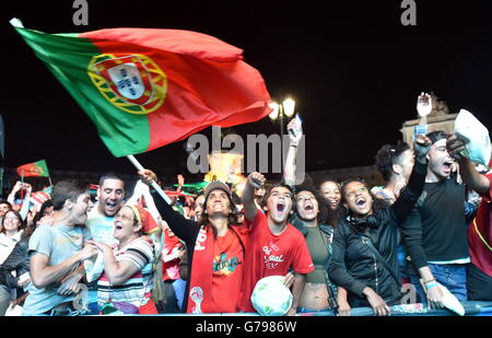 Lisbona, Portogallo. Il 25 giugno, 2016. Gli appassionati di Portogallo reagiscono come si guarda il Euro 2016 round di 16 partita di calcio tra il Portogallo e la Croazia su di uno schermo gigante a Terreiro do Paco Square nel centro cittadino di Lisbona, in Portogallo, il 25 giugno 2016. © Zhang Liyun/Xinhua/Alamy Live News Foto Stock