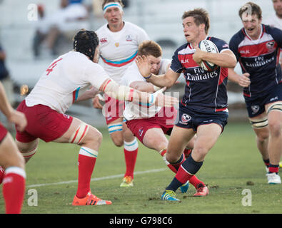 Sacramento, California, Stati Uniti d'America. Il 25 giugno, 2016. Stati Uniti d'America's AJ MACGINTY (10) avanza la sfera durante gli Stati Uniti Rugby serie estate match tra gli Stati Uniti e la Russia in campo Bonney nel Sacramento, CA Credito: Jeff Mulvihill Jr/ZUMA filo/Alamy Live News Foto Stock