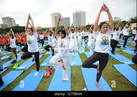 Bangkok, Tailandia. Il 26 giugno, 2016. Le persone a svolgere lo yoga come essi partecipano a un evento in occasione della Giornata Internazionale di Yoga a Bangkok, Thailandia, 26 giugno 2016. A Dic. 11, 2014, l'Assemblea generale delle Nazioni Unite designato il 21 giugno come Giornata Internazionale di Yoga. © Rachen Sageamsak/Xinhua/Alamy Live News Foto Stock