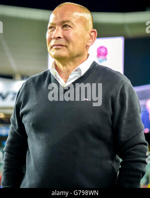 Sydney, Australia. Il 25 giugno, 2016. L'Inghilterra del capo allenatore Eddie Jones orologi come Inghilterra celebra la vittoria in Australia nella terza e ultima il rugby Test match. In Inghilterra ha vinto la partita finale 44-40 presso lo stadio Allianz e i cuochi Cup Series 3-0 Sydney, Australia. Il 25 giugno, 2016. Credito: Hugh Peterswald/Alamy Live News Foto Stock