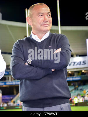 Sydney, Australia. Il 25 giugno, 2016. L'Inghilterra del capo allenatore Eddie Jones orologi come Inghilterra celebra la vittoria in Australia nella terza e ultima il rugby Test match. In Inghilterra ha vinto la partita finale 44-40 presso lo stadio Allianz e i cuochi Cup Series 3-0 Sydney, Australia. Il 25 giugno, 2016. Credito: Hugh Peterswald/Alamy Live News Foto Stock