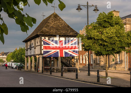 Royal Wootton Bassett, Regno Unito. Il 26 giugno, 2016. Una Bandiera europea adourns lato dell'ex Municipio (ora un museo) nel centro di Royal Wootton Bassett, famosa per il rimpatrio delle forze armate britanniche, nel Wiltshire. Credito: Terry Mathews/Alamy Live News Foto Stock