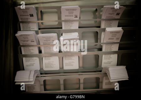 Barcellona, Spagna. Il 26 giugno, 2016. Scrutini sono visto nella stazione di polling in Barcellona, Spagna. Gli spagnoli sono votare la sua seconda elezione generale dopo sei mesi di governo di transizione. Credito: Jordi Boixareu/Alamy Live News Foto Stock