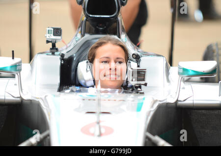 Tecnico femminile in Mercedes F1 al Goodwood Festival of Speed Foto Stock