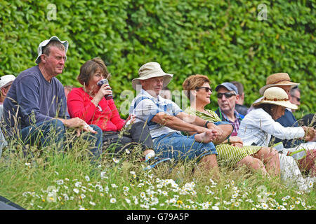 Arundel West Sussex Regno Unito 26 Giugno 2016 - Le persone godono di picnic presso il Castello di Arundel cricket ground nel caldo clima soleggiato oggi dopo la votazione per lasciare l'Unione europea ha lasciato la Gran Bretagna split Credito: Simon Dack/Alamy Live News Foto Stock