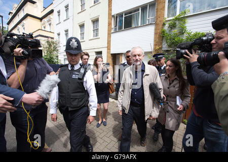 Londra, Regno Unito. Il 26 giugno, 2016. Premere Attendi al di fuori della casa di Jeremy Corbyn, leader del partito laburista nel Regno Unito come compagno di Cabinet Shadow membri di partito domanda le sue dimissioni dalla leadership. Credito: Jeff Gilbert/Alamy Live News Foto Stock