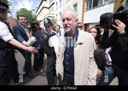 Londra, Regno Unito. Il 26 giugno, 2016. Premere Attendi al di fuori della casa di Jeremy Corbyn, leader del partito laburista nel Regno Unito come egli lascia ad affrontare ulteriori critiche in tutto il partito laburista, come compagni di Cabinet Shadow memebers esigere le dimissioni dalla leadership. Credito: Jeff Gilbert/Alamy Live News Foto Stock