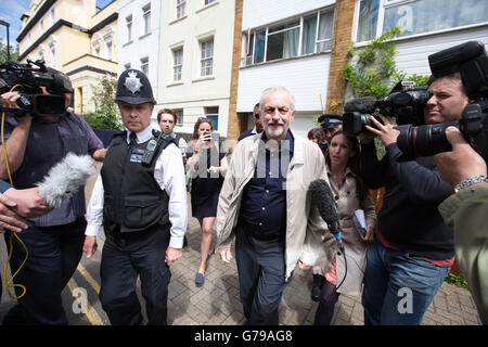 Londra, Regno Unito. Il 26 giugno, 2016. Premere Attendi al di fuori della casa di Jeremy Corbyn, leader del partito laburista nel Regno Unito come egli lascia ad affrontare ulteriori critiche in tutto il partito laburista, come compagni di ombra membri del gabinetto esigere le dimissioni dalla leadership. Credito: Jeff Gilbert/Alamy Live News Foto Stock