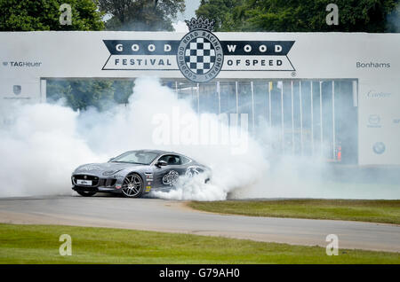 Goodwood, West Sussex, Regno Unito. Il 26 giugno, 2016. Azione dal Festival di Goodwood di velocità. Credito: Kevin Bennett/Alamy Live News Foto Stock