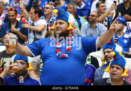 Lione, Francia. Il 26 giugno, 2016. Gli appassionati di Francia allietare prima dell'Euro 2016 round di 16 partita di calcio tra la Francia e la Repubblica di Irlanda a Lione, Francia, 26 giugno 2016. © Guo Yong/Xinhua/Alamy Live News Foto Stock