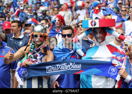 Lione, Francia. Il 26 giugno, 2016. Gli appassionati di Francia allietare prima dell'Euro 2016 round di 16 partita di calcio tra la Francia e la Repubblica di Irlanda a Lione, Francia, 26 giugno 2016. © Bai Xuefei/Xinhua/Alamy Live News Foto Stock