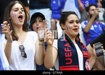 Lione, Francia. Il 26 giugno, 2016. Gli appassionati di Francia allietare prima dell'Euro 2016 round di 16 partita di calcio tra la Francia e la Repubblica di Irlanda a Lione, Francia, 26 giugno 2016. © Guo Yong/Xinhua/Alamy Live News Foto Stock