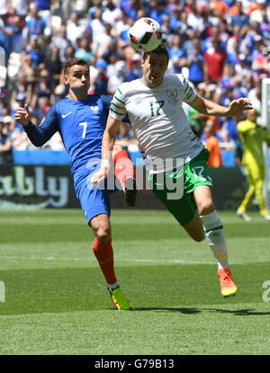 (160626) -- Lione, 26 giugno 2016 (Xinhua) -- Repubblica di Irlanda è Stephen Ward (R) compete durante l'Euro 2016 round di 16 partita di calcio tra la Francia e la Repubblica di Irlanda a Lione, Francia, 26 giugno 2016. (Xinhua/Guo Yong) Foto Stock