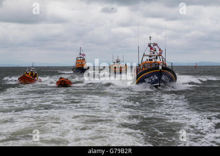 Fleetwood, Regno Unito. Il 26 giugno, 2016. Il Kenneth James Pierpoint (a destra), una nuova classe di Shannon scialuppa di salvataggio, arriva a Fleetwood Lancashire per sostituire la corrente in barca, la William Street. Le due barche erano accompagnati dalle imbarcazioni da Blackpool, Barrow in Furness e Lytham St Annes. Credito: Michael Buddle/Alamy Live News Foto Stock