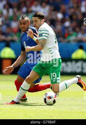 Lione, Francia. Il 26 giugno, 2016. In Francia la Dimitri Payet (L) e l'Irlanda di Robbie Brady vie per la sfera durante l'Euro 2016 round di 16 partita di calcio tra la Francia e la Repubblica di Irlanda a Lione, Francia, 26 giugno 2016. © Bai Xuefei/Xinhua/Alamy Live News Foto Stock