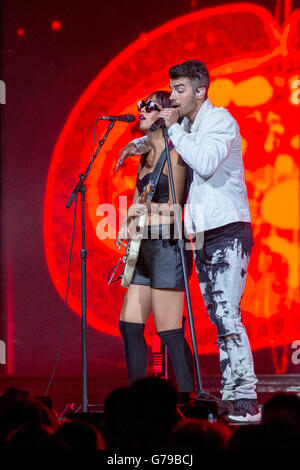 Manchester, Tennessee, Stati Uniti d'America. Il 25 giugno, 2016. Il cantante Joe Jonas di DNCE suona dal vivo sul rilancio Tour presso United Center di Chicago, Illinois © Daniel DeSlover/ZUMA filo/Alamy Live News Foto Stock