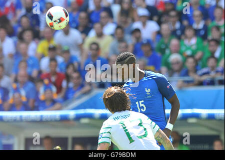 Lione, Francia. Il 26 giugno, 2016. Campionato Europeo 2016 campionati di calcio, ultimi 16. Francia contro Repubblica d Irlanda. 15 Paul Pogba (fra) vince la testata da Hendry (IRL) © Azione Sport Plus/Alamy Live News Foto Stock