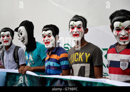 Dacca in Bangladesh. Il 26 giugno, 2016. Bangladese organizzazione non governativa attivisti con maschera tenuto una catena umana per celebrare la Giornata Internazionale contro l abuso e il Traffico Illecito di Droghe davanti al National Press Club di Dhaka il 26 giugno 2016. Giornata internazionale contro l abuso e il traffico illecito di droghe è stato istituito dall'Assemblea generale delle Nazioni Unite nel 1987 e viene contrassegnato come ogni anno il 26 giugno. Credito: Mamunur Rashid/Alamy Live News Foto Stock