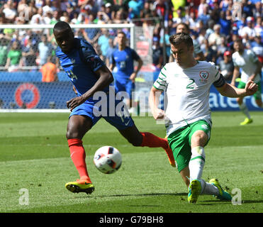 Lione, Francia. Il 26 giugno, 2016. In Francia la Blaise Matuidi (L) e irlandese Seamus Coleman si contendono la sfera durante l'Euro 2016 round di 16 partita di calcio tra la Francia e la Repubblica di Irlanda a Lione, Francia, 26 giugno 2016. © Guo Yong/Xinhua/Alamy Live News Foto Stock