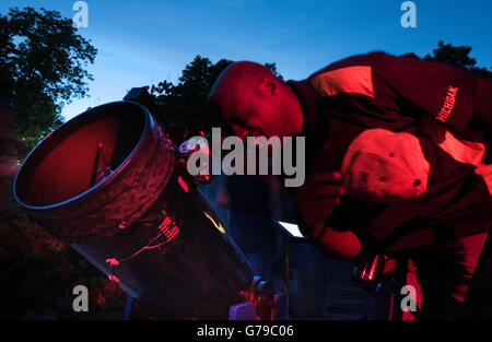 Ann Arbor, MI, Stati Uniti d'America. Il 24 giugno 2016. Un uomo guarda attraverso un telescopio a Leslie Science Center di Ann Arbor, MI durante una star party messo su da science center e il Lowbrow astronomi. Il Lowbrow sono un gruppo di astronomia costituito da University of Michigan astronomi. © Mark Bialek/ZUMA filo/Alamy Live News Foto Stock