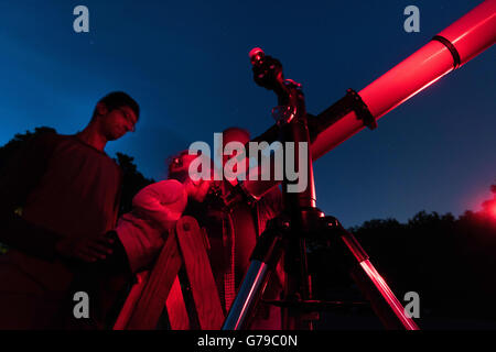 Ann Arbor, MI, Stati Uniti d'America. Il 24 giugno 2016. Un bambino guarda attraverso un telescopio a Leslie Science Center di Ann Arbor, MI durante una star party messo su da science center e il Lowbrow astronomi. Il Lowbrow sono un gruppo di astronomia costituito da University of Michigan astronomi. © Mark Bialek/ZUMA filo/Alamy Live News Foto Stock