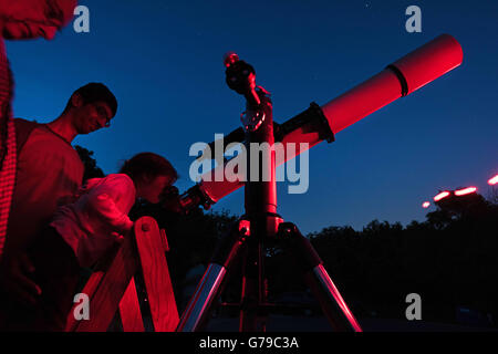 Ann Arbor, MI, Stati Uniti d'America. Il 24 giugno 2016. Un bambino guarda attraverso un telescopio a Leslie Science Center di Ann Arbor, MI durante una star party messo su da science center e il Lowbrow astronomi. Il Lowbrow sono un gruppo di astronomia costituito da University of Michigan astronomi. © Mark Bialek/ZUMA filo/Alamy Live News Foto Stock