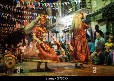 Kathmandu, Nepal. Il 26 giugno, 2016. La gente vestita come divinità eseguire un tradizionale ballo mascherato per celebrare Shree Bhadrakali Bhairav Khadga Siddhi festival, che si celebra una volta in dodici anni a Wotu, Kathmandu, Nepal su giugno 25-26, 2016. Credito: imagespic/Alamy Live News Foto Stock