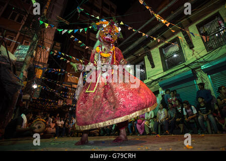 Kathmandu, Nepal. Il 26 giugno, 2016. La gente vestita come divinità eseguire un tradizionale ballo mascherato per celebrare Shree Bhadrakali Bhairav Khadga Siddhi festival, che si celebra una volta in dodici anni a Wotu, Kathmandu, Nepal su giugno 25-26, 2016. Credito: imagespic/Alamy Live News Foto Stock