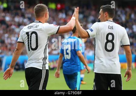 Lille, Francia. Il 26 giugno, 2016. La Germania Lukas Podolski (L) e Mesut Oezil saluta durante UEFA EURO 2016 Round di 16 partita di calcio tra la Germania e la Slovacchia a Pierre Mauroy stadium di Lille in Francia, 26 giugno 2016. Foto: Christian Charisius/dpa/Alamy Live News Foto Stock