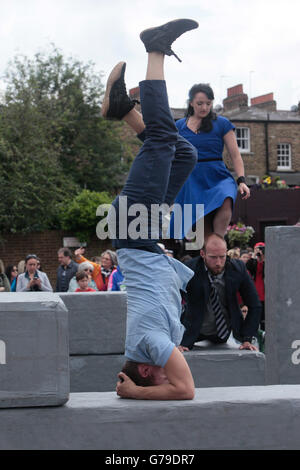 Londra REGNO UNITO 26.Jun.2016 GDIF 2016 prenseted questo meraviglioso e uscendo atto, blocco che esplora la vita in città; le sue contraddizioni e sfide. La meraviglia come venti blocchi di grandi dimensioni sono decostruita e riformato in una infinita varietà di forme, mantenendo un cast straordinario di esecutori sulle loro punte. Commissionato da senza pareti, Stockton International Riverside Festival, Norfolk & Norwich Festival e fuori VI Festival Internazionale del circo e arti di strada Co-produzione Archaos, Pôle National des Arts du cirque Méditerranée e Le CITRON JAUNE, Centre National des Arts de la Rue@ P Foto Stock